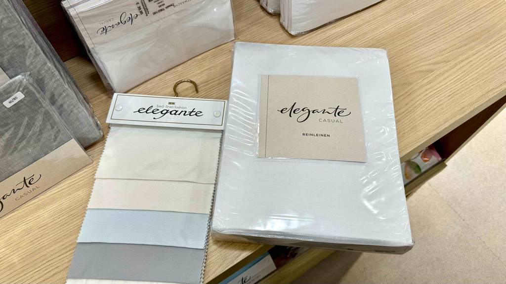 Getestete Leinen-Bettwäsche liegt in ihrer Originalverpackung auf einem Verkaufsregal.