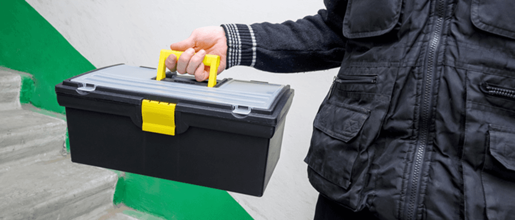 Elektriker-Werkzeugkoffer im Test: Eine Person hält einen Werkzeugkoffer aus Kunststoff.