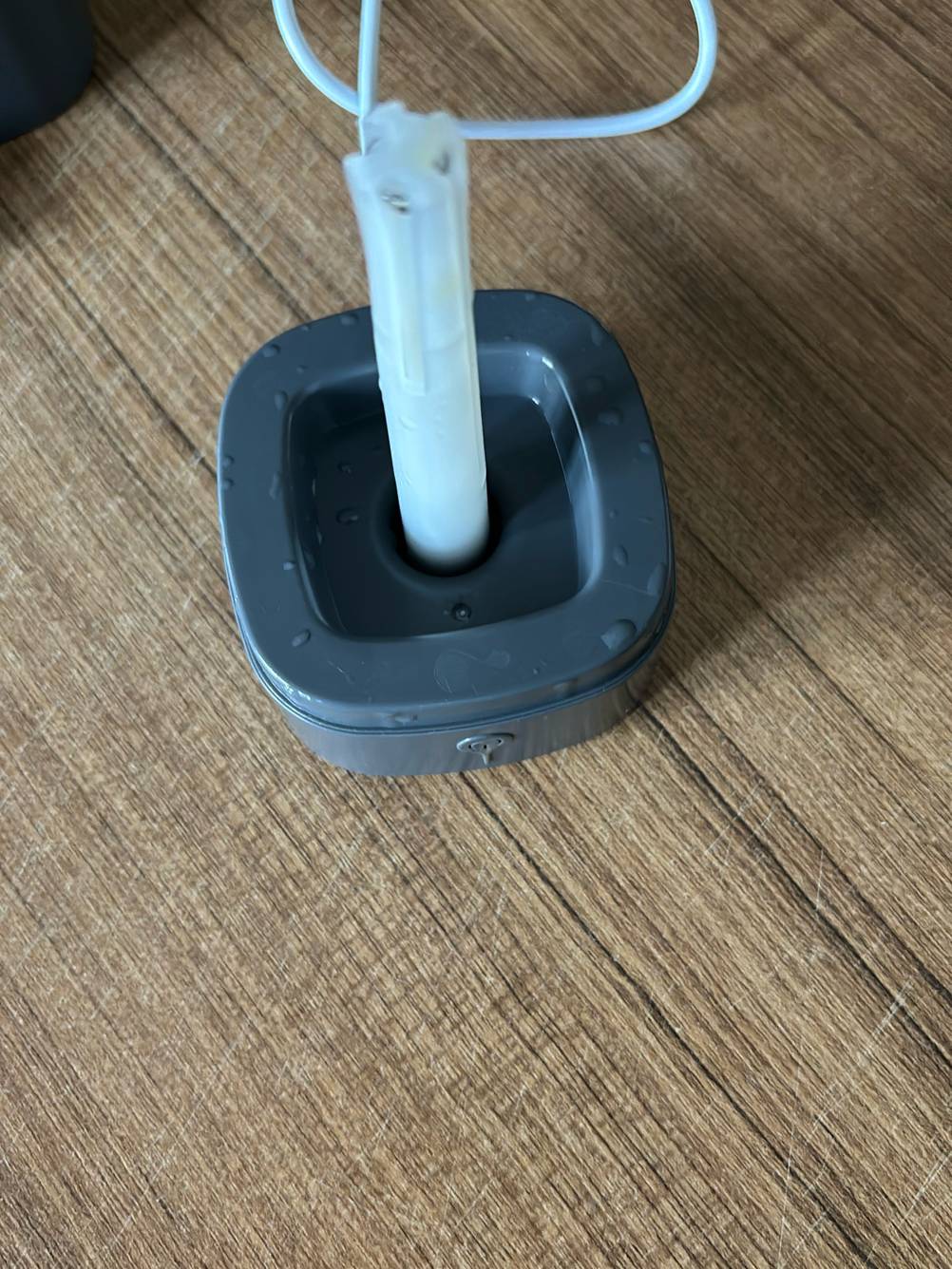 Elektrische Duftlampe-Test: Nahaufnahme des umgedrehten Deckels auf einer Holzfläche.