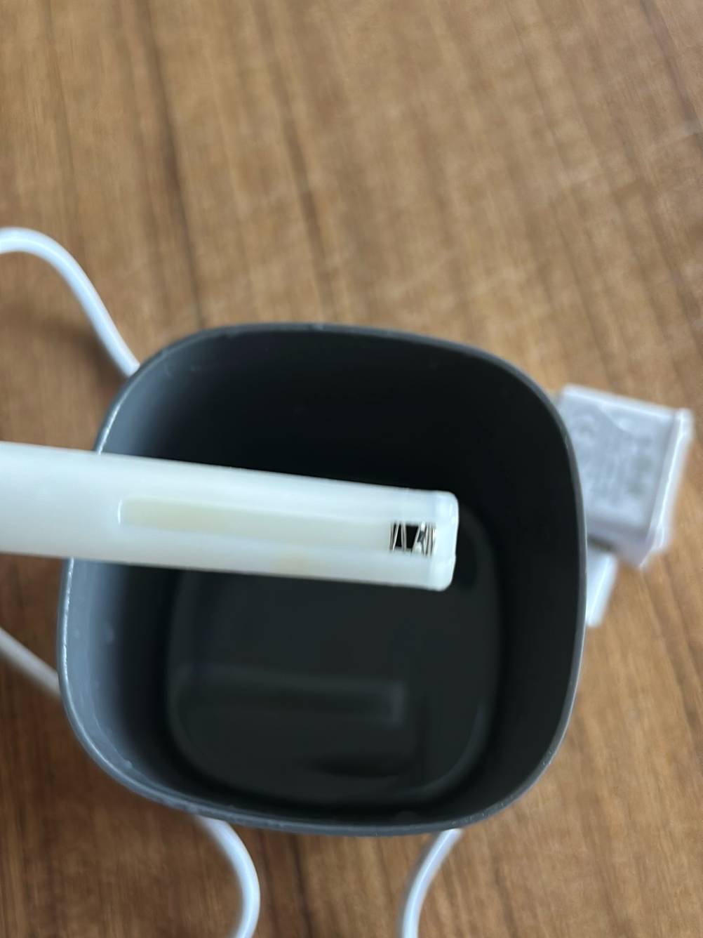 Nahaufnahme des Behälters mit dem Verdampfer einer getesteten elektrischen Duftlampe.