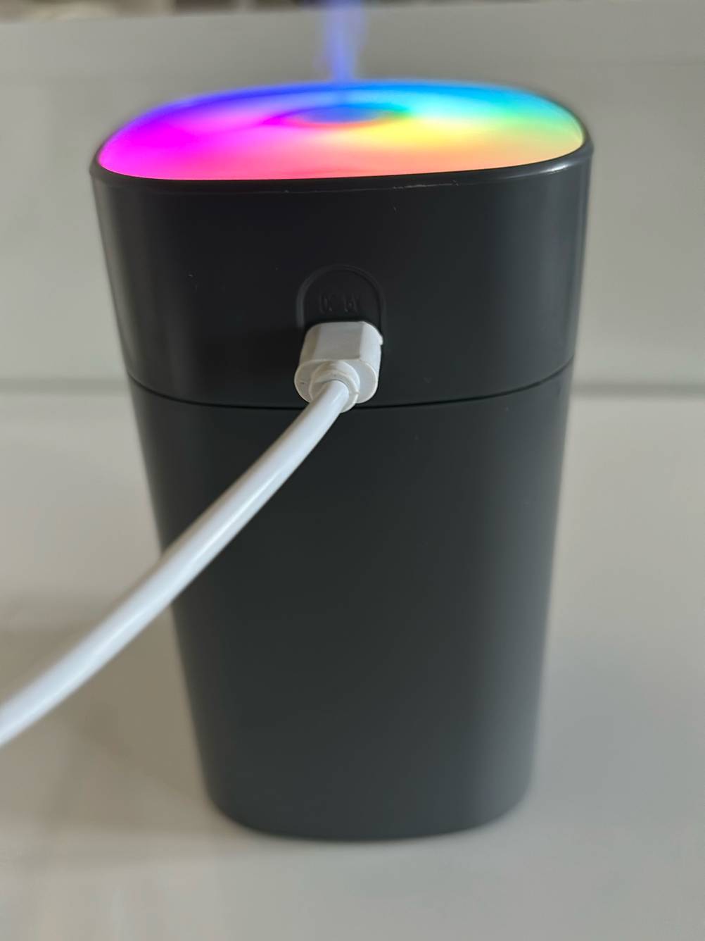 Im Test: Nahaufnahme der Stromzufuhr auf der Seite einer elektrischen Duftlampe.