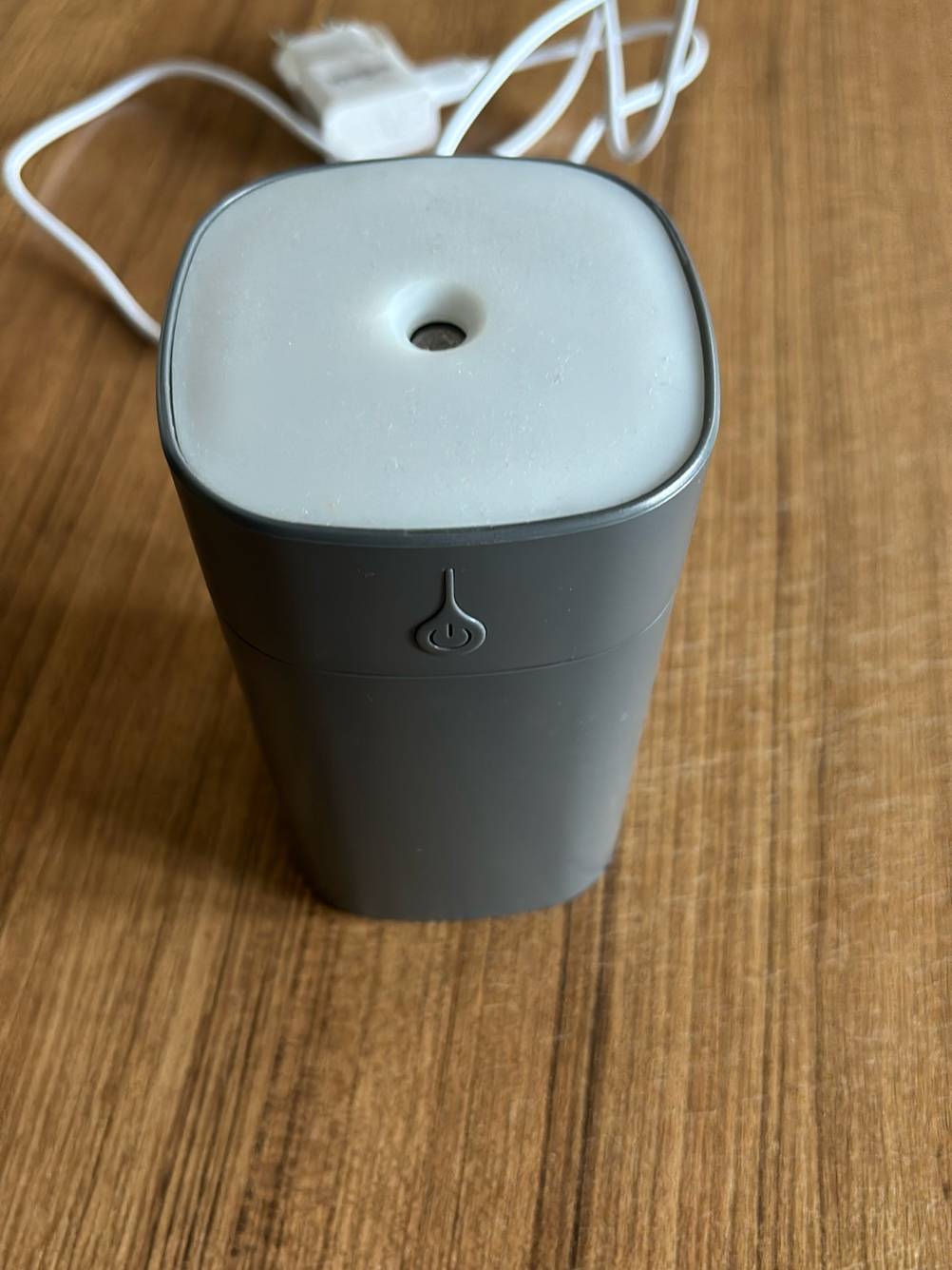 Elektrische Duftlampe getestet: Ein Produkt von schräg oben auf einer Holzfläche.