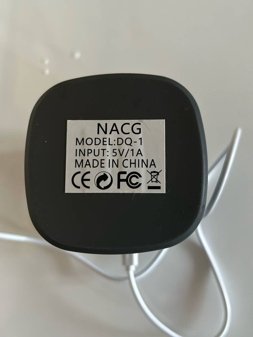 Getestet: Die Unterseite einer elektrischen Duftlampe auf einer hellen Fläche.