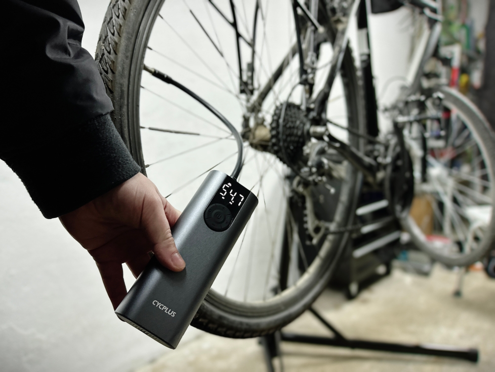 Die Cycplus-A8-Fahrradpumpe pumpt einen Fahrradreifen auf. Das digitale Display zeigt den aktuellen Luftdruck in PSI an.