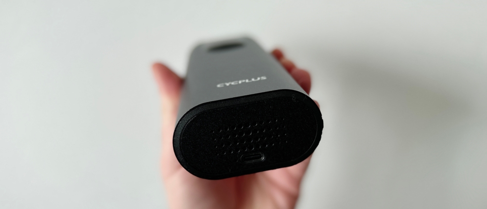 Die Cycplus-A8-Fahrradpumpe wird von unten gezeigt. Die Anschlüsse zeigen, dass keine Powerbank-Funktion vorhanden ist.