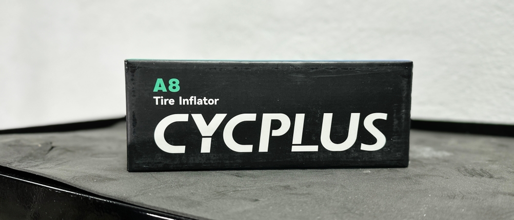 Die Verpackung der Cycplus-A8-Fahrradpumpe mit Produktname und Modellbezeichnung auf schwarzem Hintergrund.