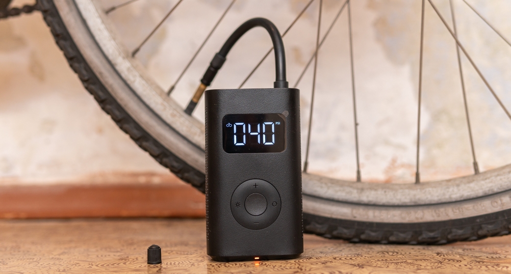 Ein Fahrradreifen wird im Innenraum mit einer elektrischen Pumpe befüllt. Der Luftdruck beträgt 40 PSI.