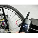 Die Neakhmer Luftkompressor Fahrradpumpe pumpt einen Reifen auf. Das Display zeigt den aktuellen Druck in PSI an.