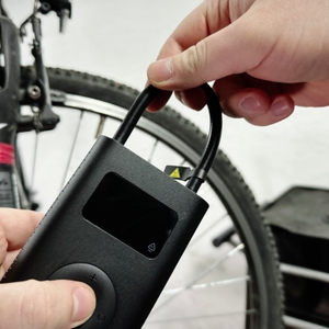 Die Xiaomi-Fahrradpumpe ist ausgeschaltet, das Display zeigt keine Werte an. Der Luftschlauch ist eingesteckt.