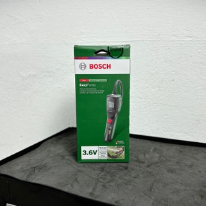 Die Verpackung der Bosch Easypump 603947000 steht auf einer schwarzen Werkbank. Das Design ist in Grün gehalten und zeigt das Produktbild.
