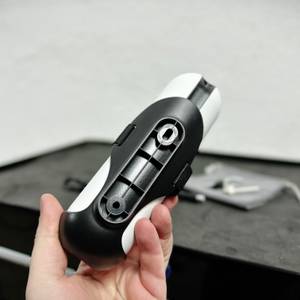 Die Unterseite der Cycplus elektrische Luftpumpe mit einer Fahrradhalterung. Die Halterung ermöglicht eine einfache Befestigung am Fahrradrahmen für unterwegs.
