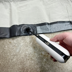 Die Cycplus elektrische Luftpumpe wird an eine Luftmatratze angeschlossen.