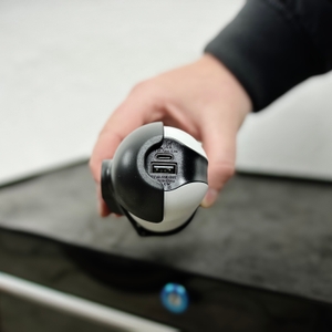 Die Cycplus elektrische Luftpumpe mit einem USB-Anschluss auf der Rückseite. Das Gerät kann offenbar als Powerbank genutzt werden.