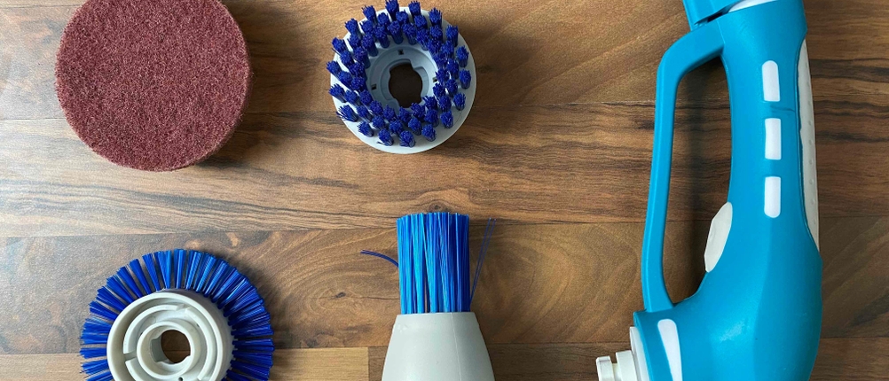 verschiedene Aufsätze für die Reinigungsbürste liegen auf einem Tisch