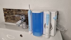 Eine elektrische Zahnbürste mit Munddusche ist auch mit mehreren Reinigungsprogrammen erhältlich.