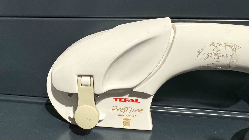 Elektrischer Dosenöffner getestet: Nahaufnahme des Logos auf dem Gerät.