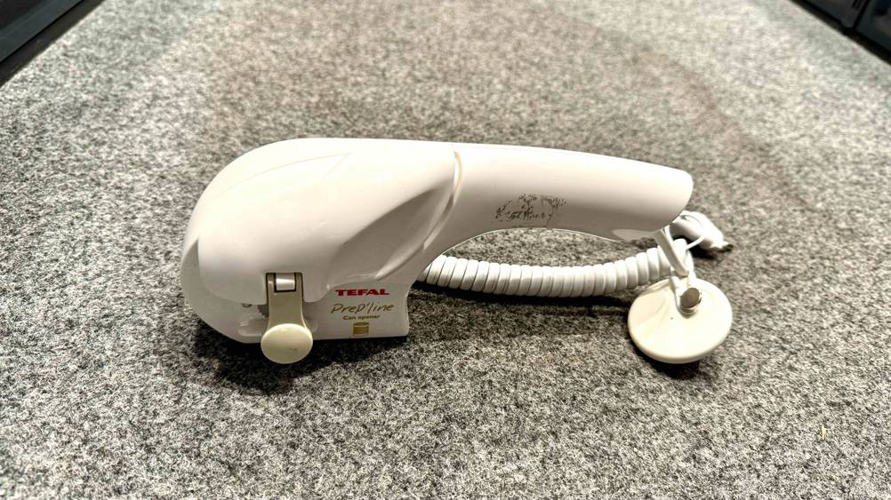 lektrischer Dosenöffner im Test: Ein Gerät von schräg oben auf einer grauen Fläche.