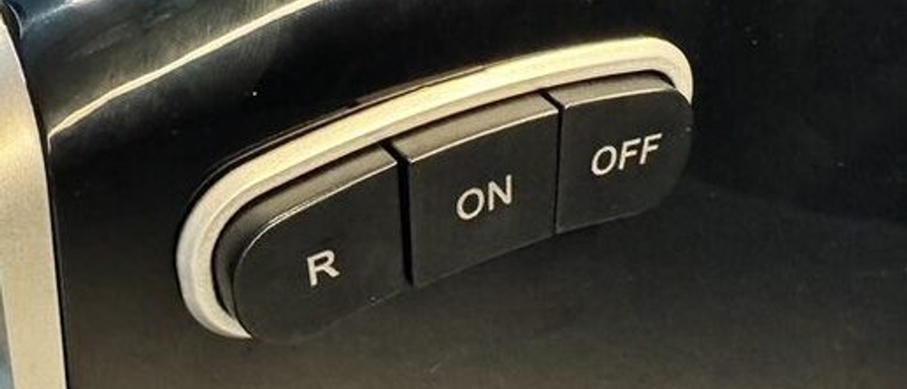 Die Bedienelemente des Elektrischen Fleischwolf von Nictemaw