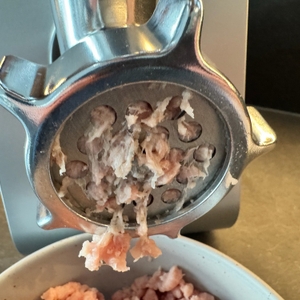 Fleischreste hängen an der Öffnung des Elektrischen Fleischwolf von Nictemaw