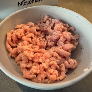 Zerkleinertes Fleisch liegt in einer Schale