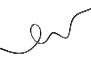Schwarzes Kabel vor weißem Hintergrund.