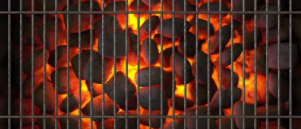 Elektrischer Grillanzünder getestet: Glühende Kohlen unter einem Gitter.