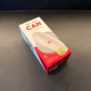 Der Karton vom elektrischen Kitchen-Mama-Auto-Dosenöffner liegt auf einer Arbeitsplatte