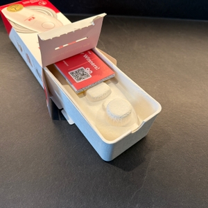 Der geöffnete Karton vom elektrischen Kitchen-Mama-Auto-Dosenöffner