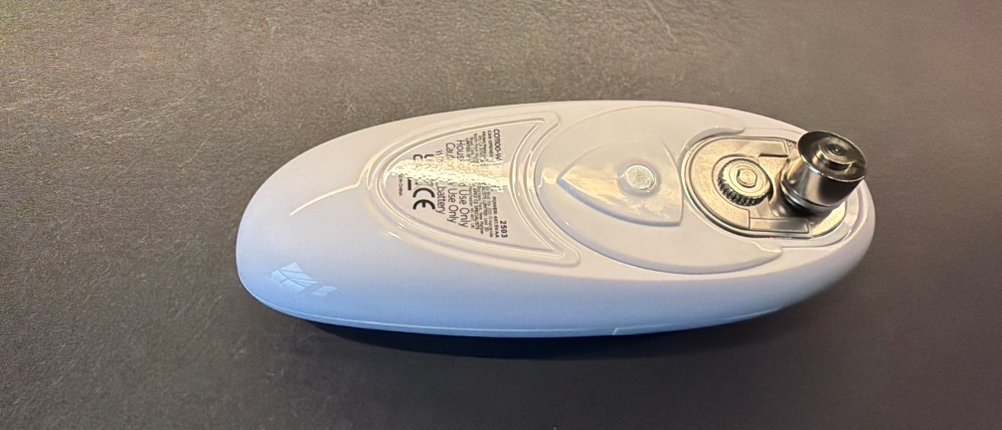 Der elektrische Kitchen-Mama-Auto-Dosenöffner liegt auf einer Arbeitsplatte