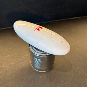 Der elektrische Kitchen-Mama-Auto-Dosenöffner auf einer Dose