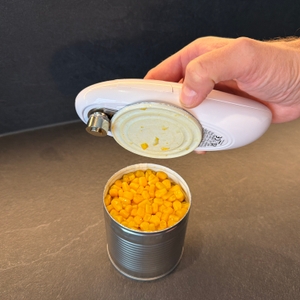 Der Deckel einer Dose am elektrischen Kitchen-Mama-Auto-Dosenöffner