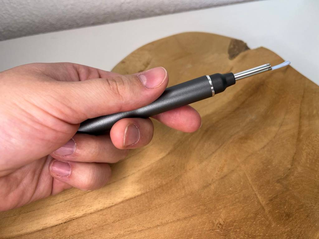 Elektrischer Ohrenreiniger in der Hand