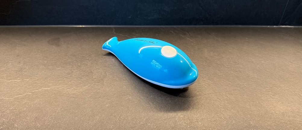 Der elektrische Rosenstein-& Söhne-Sicherheitsdosenöffner liegt auf einer Arbeitsplatte