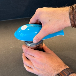 Eine Hand drückt den elektrischen Rosenstein-& Söhne-Sicherheitsdosenöffner auf eine Dose