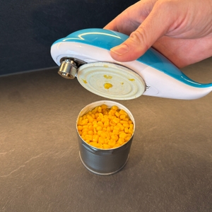 Der Deckel einer Dose am elektrischen Rosenstein-& Söhne-Sicherheitsdosenöffner