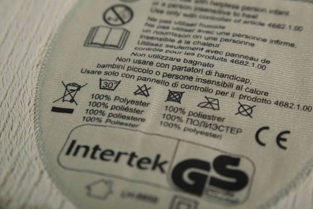 Schulterwärmer-Test: Detailaufnahme des Etiketts eines Schulterwärmers.