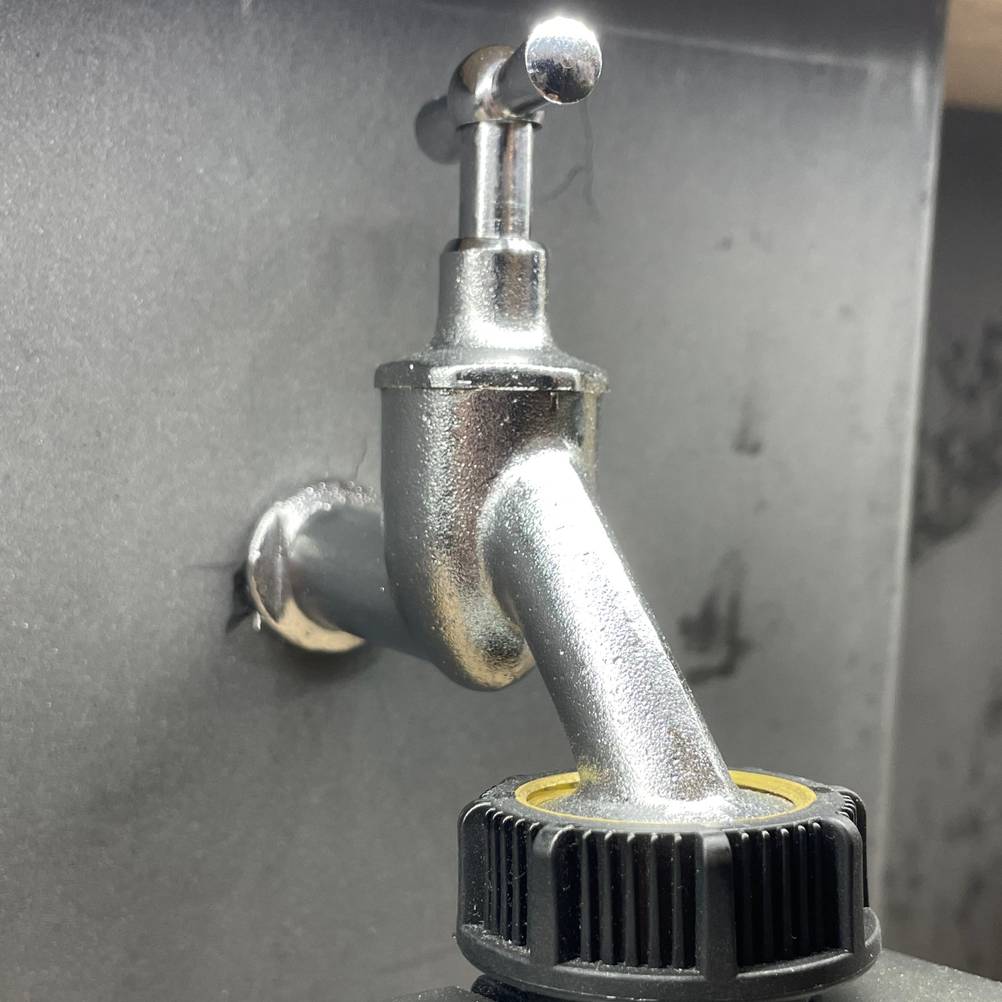 Der elektrische Wasserhahn im Test wurde an einer grauen Wand angebracht.