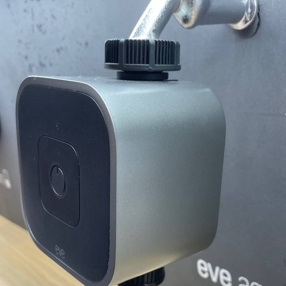 Der getestete elektrische Wasserhahn ist an der Wand montiert.