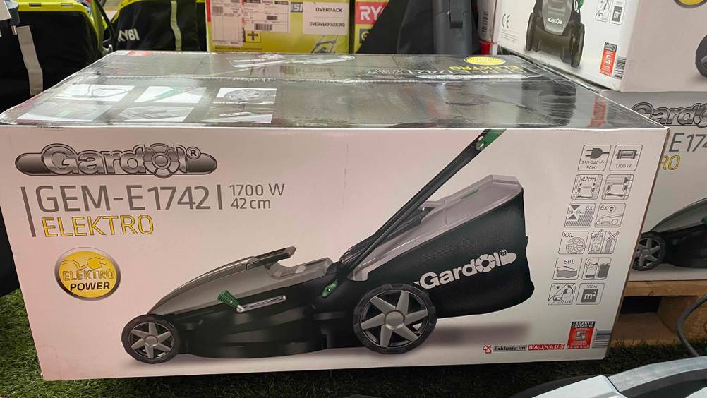 Verpackung von einem getesteten Elektro-Rasenmäher mit einer Schnittbreite von 42 cm.