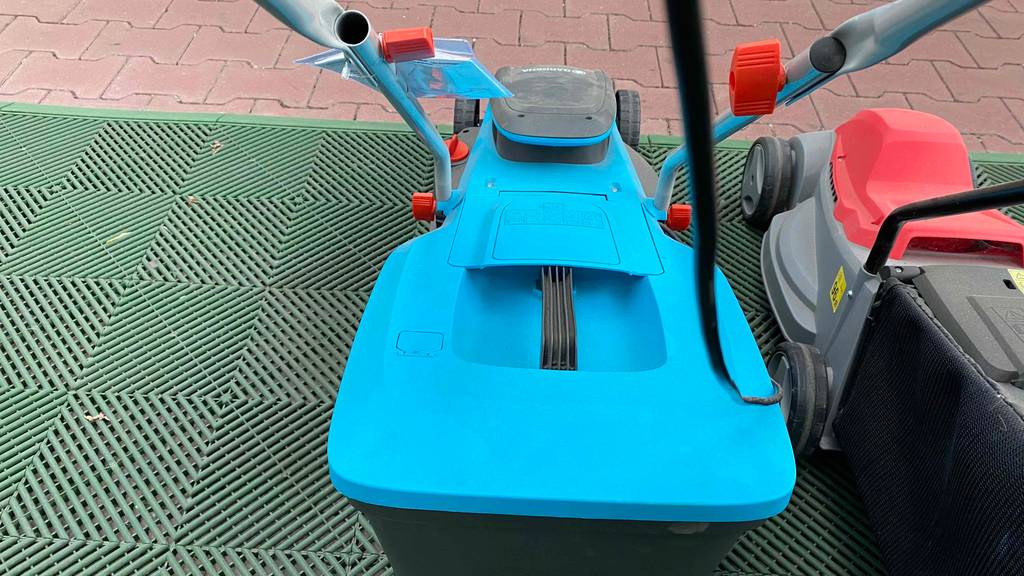 Motorabdeckung von einem getesteten Elektro-Rasenmäher.