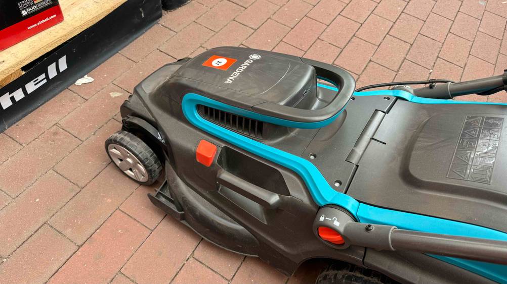 Elektro-Rasenmäher mit Mulchfunktion getestet: Nahaufnahme des Motorsblocks von oben mit Logo.
