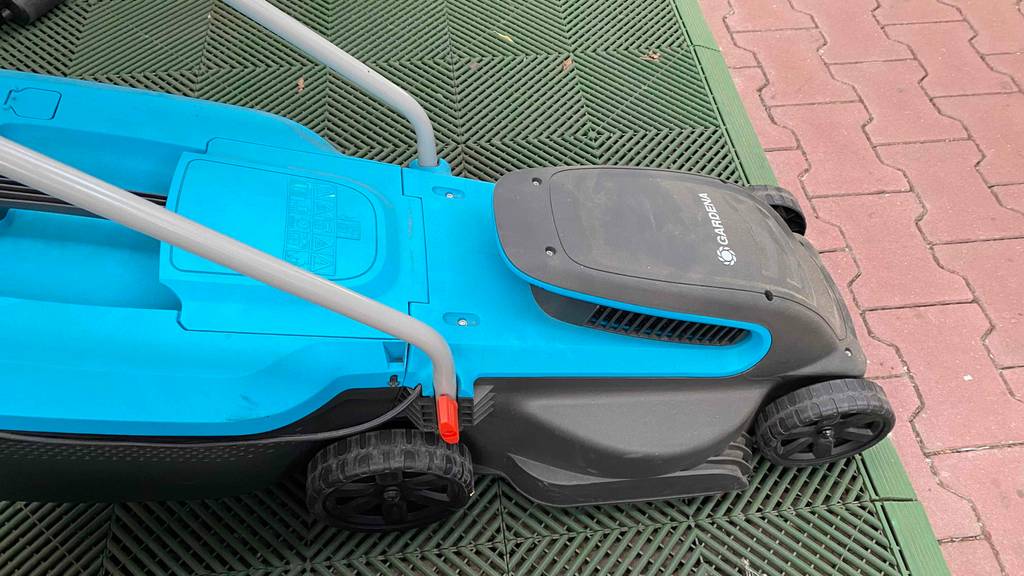 Getesteter Elektro-Rasenmäher mit höhenverstellbaren Griff. 