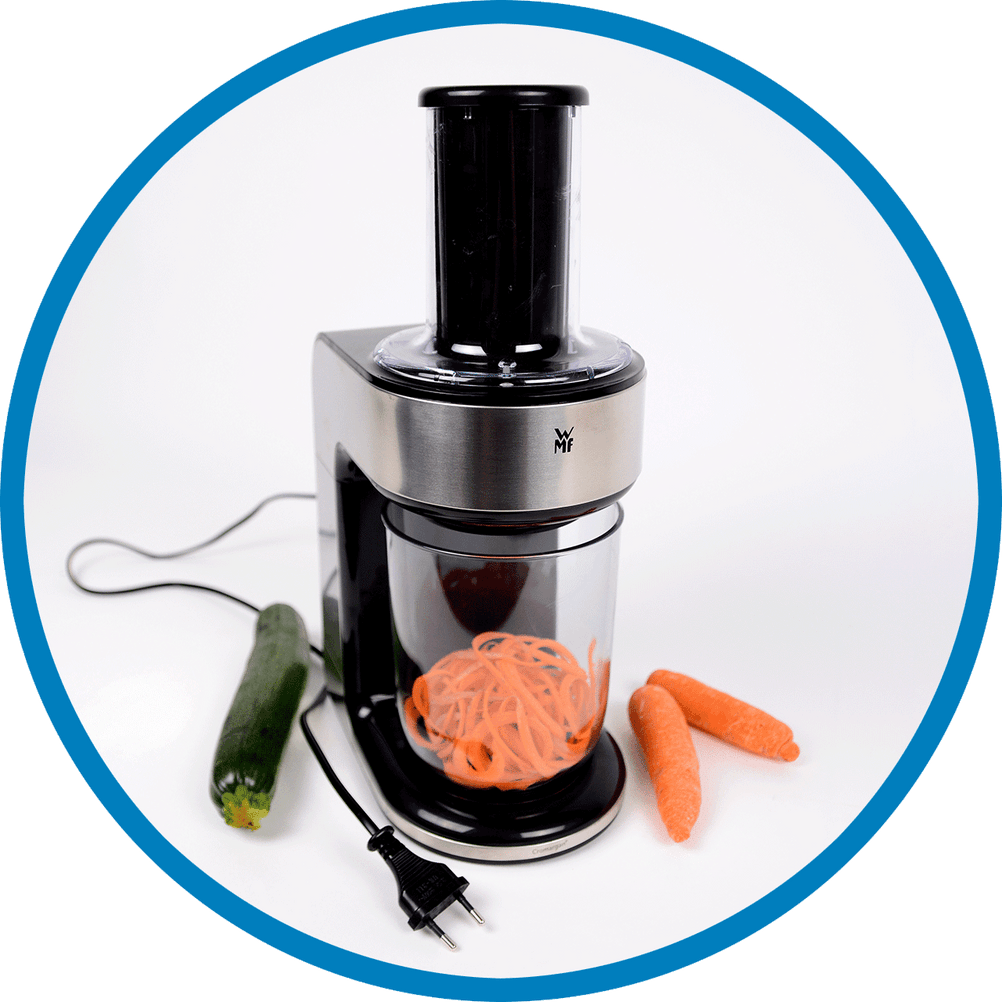 Nahansicht eines elektrischen Spiralschneiders mit Karottenspiralen im Behälter.