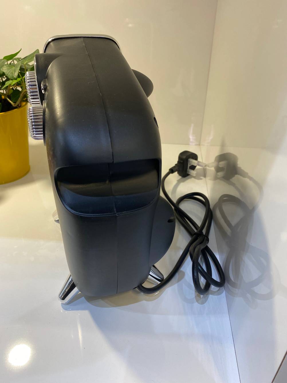 Im Test: Eine Elektroheizung von hinten inklusive Stromkabel auf einer hellen Fläche.