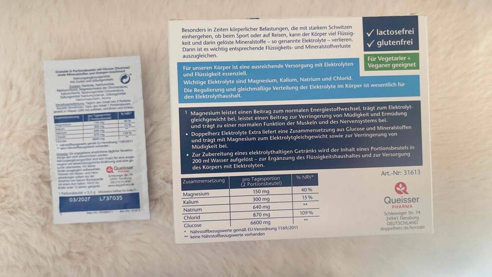 Neben der Verpackung die mit der Rückseite nach oben liegt, liegt ein Päckchen des getesteten Elektrolyt-Pulvers.