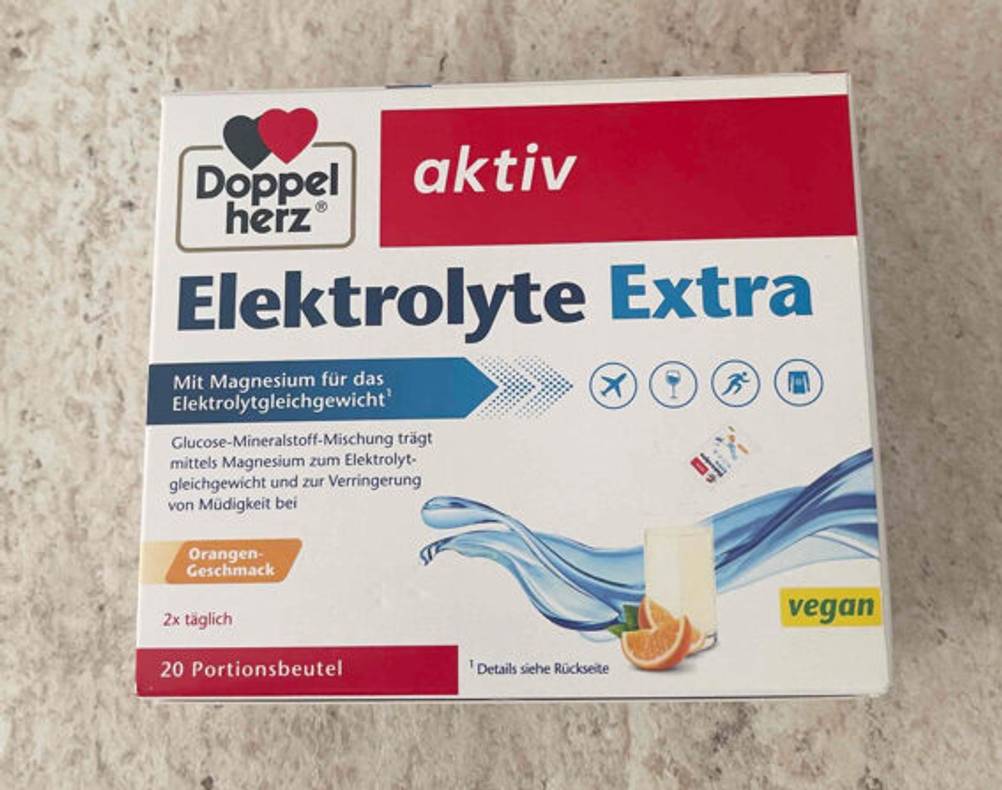 Die Packung des getesteten Elektrolyt-Pulvers von vorne auf einer hellen Fläche.