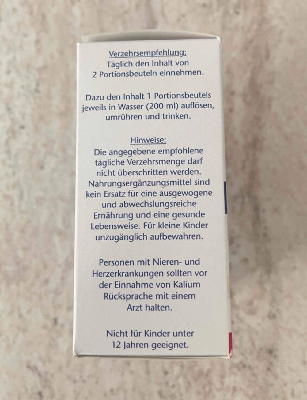 Seitenansicht der Verpackung des getesteten Elektrolyt-Pulvers mit Hinweisen.