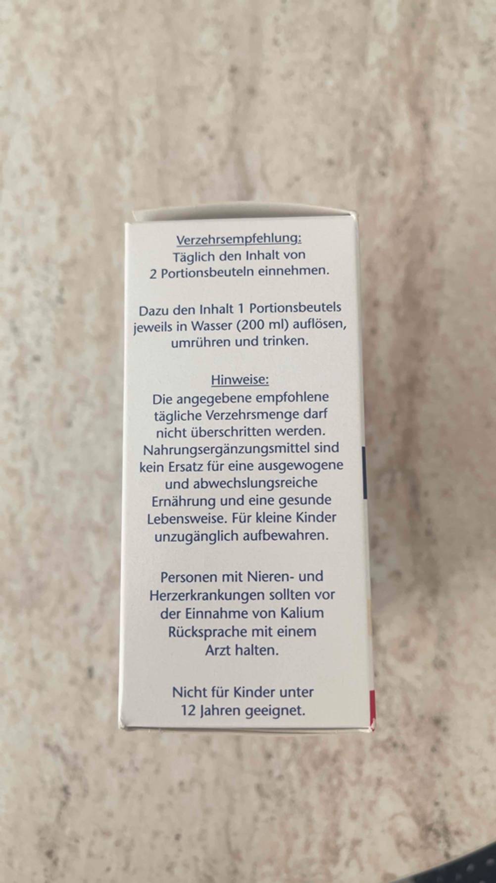 Seitenansicht der Verpackung des getesteten Elektrolyt-Pulvers mit Hinweisen.