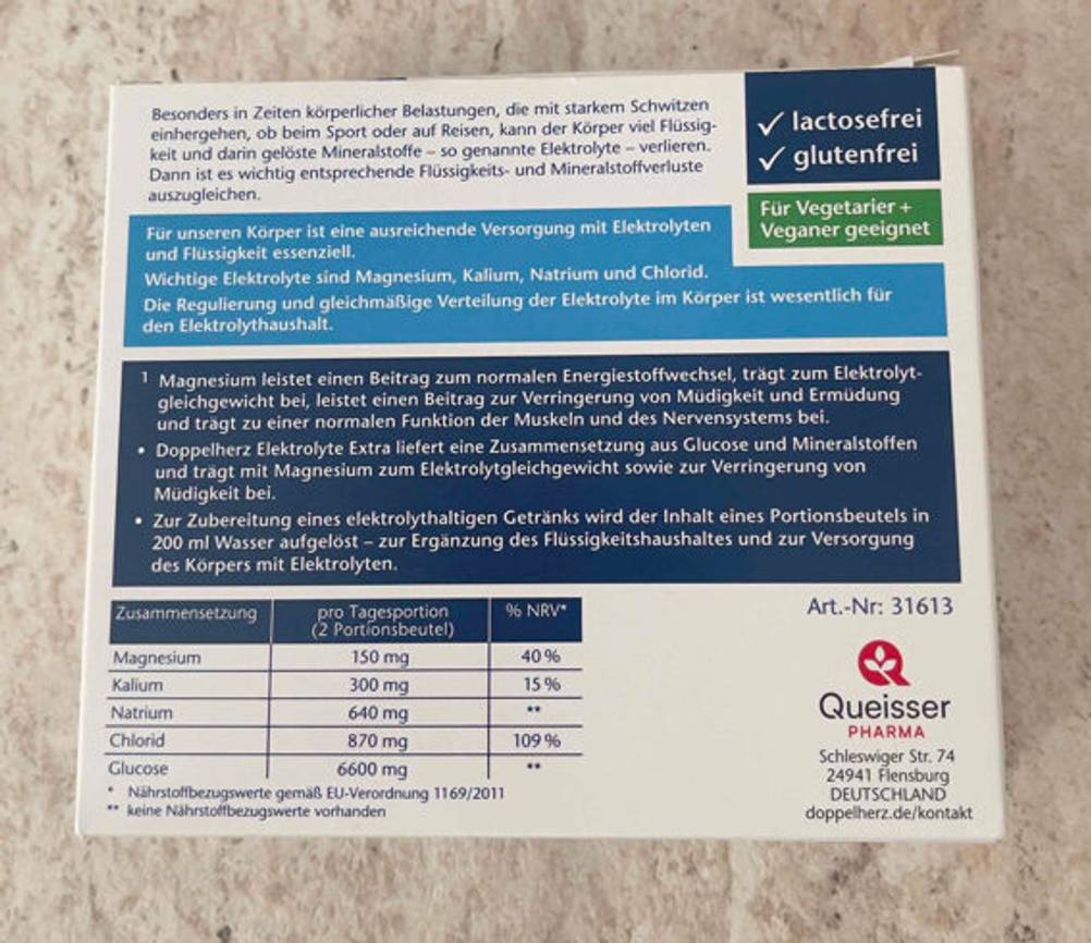 Rückseite der Verpackung des getesteten Elektrolyt-Pulvers auf einer hellen Fläche.