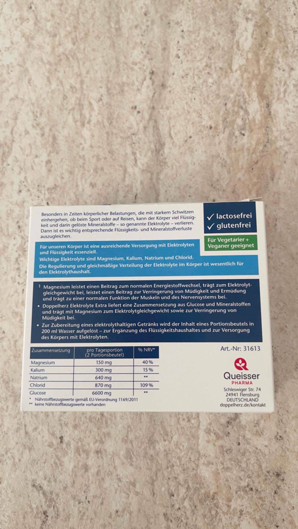 Rückseite der Verpackung des getesteten Elektrolyt-Pulvers auf einer hellen Fläche.